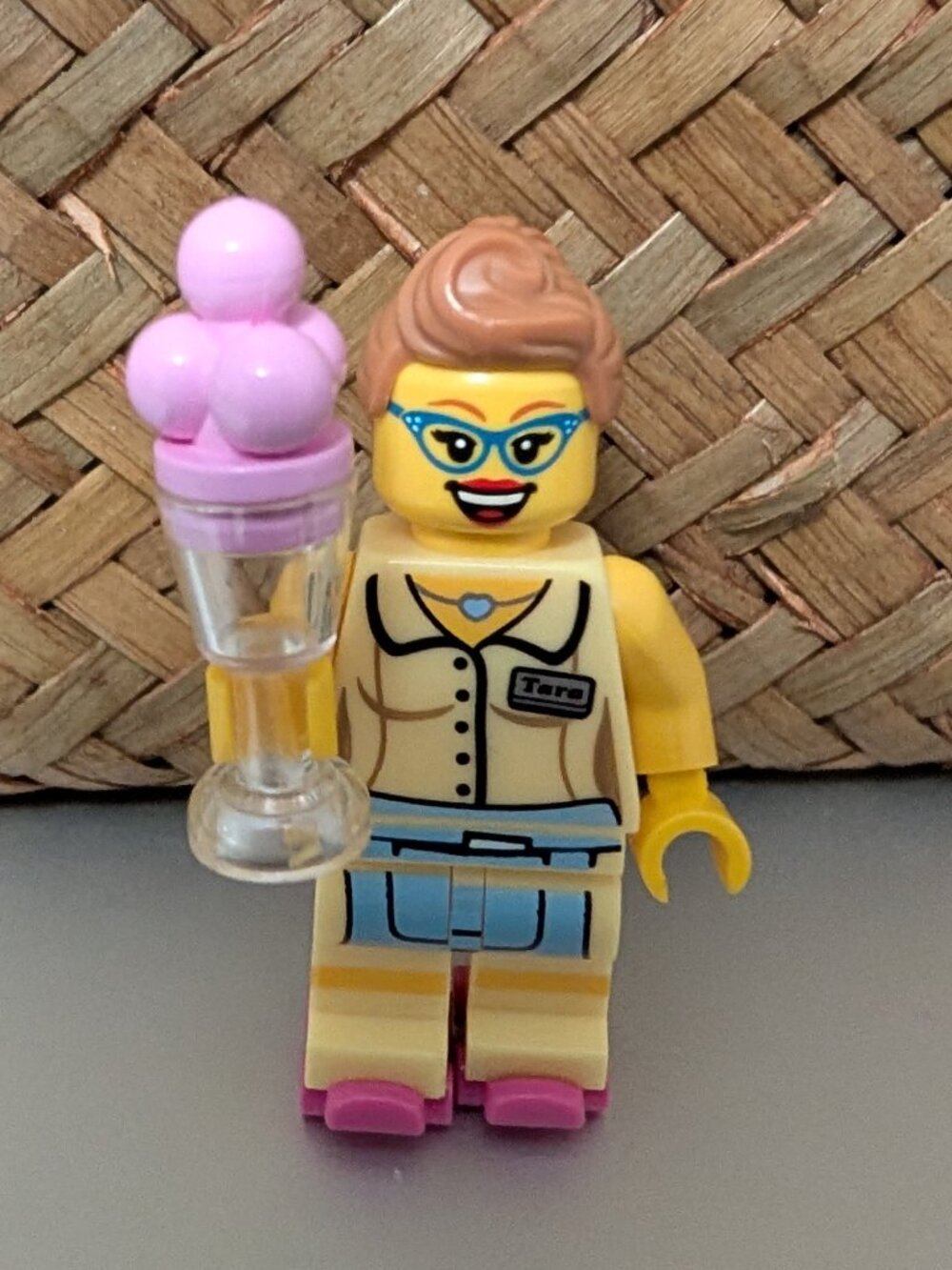 Lego Series 11 minifigure - diner waitress